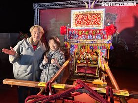 ▲主持人與土地公合照(圖/寶島神很大)