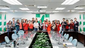 民進黨主管上性騷擾防治課程，代理秘書長楊懿珊、律師林實芳（圖／民進黨提供）