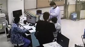 台北市某國小赴嘉義進行畢業旅行，今天（8日）有6名師生出現上吐下瀉等症狀，經送醫就診後，懷疑食物中毒所引起。嘉義市衛生局指出，已並前往師生昨夜用餐的餐廳採樣送檢，若有違規將依法進行裁處。