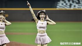 ▲味全龍開季記者會，林襄正式加入小龍女，展示全新粉紅戰袍。（圖／記者劉彥池攝影）