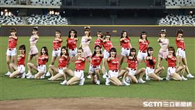 ▲味全龍開季記者會，林襄正式加入小龍女，展示全新粉紅戰袍。（圖／記者劉彥池攝影）