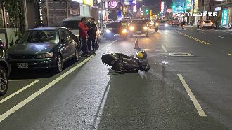 老婦人穿越馬路　外送員騎車閃不及撞上