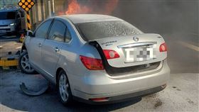 日產,青鳥,自撞,分隔島,火燒車,引擎,淡水,新北,恍神,