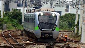 劉櫂豪促台鐵EMU900型列車投入南迴沿線營運民進黨立委劉櫂豪9日建議台鐵新採購的EMU900型區間快車能投入南迴沿線營運，增加停靠小站，以開發南迴觀光潛力。中央社記者盧太城台東攝  111年3月9日
