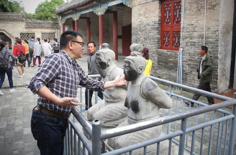 秦檜害死岳飛,被後人定格在恥辱柱上的奸臣,被後世唾罵。圖為秦檜夫妻跪像。(圖/翻攝自百度百科)