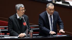 陳建仁、邱國正立院備詢立法院會8日進行施政總質詢，邀請行政院長陳建仁（左）率內閣成員列席備詢。右為國防部長邱國正。中央社記者翁睿坤攝  113年3月8日