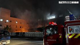 台北市士林區中正路馬自達汽修廠後方空地起火。（圖／翻攝畫面）