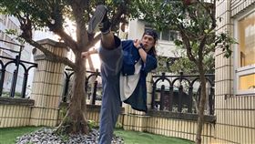 YouTuber奇軒推廣Tricking紅遍全球YouTube頻道「奇軒Tricking」9日突破千萬訂閱，YouTuber奇軒說，Tricking是種結合踢、翻及轉的極限運動，它很自由，可以創造自己的動作與風格，它也很神奇，練會一招就會很有成就感，會讓人想要繼續突破，是自我心理成長的體現。中央社記者陳昱婷攝  113年3月9日