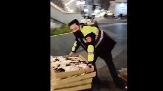 違規擺攤貨控警流氓　影片PO網取暖遭打臉