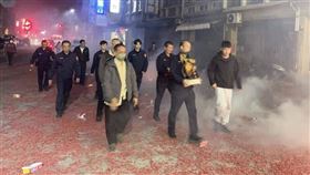 台南市鹽水月港護庇宮太子爺神像日前遭竊，歷經11天後，警方循線在佳里區找到涉案吳姓男子，並於吳男住處找到太子爺神衣、神帽，最後在附近一處排水溝找到被棄置的太子爺神像，吳男疑因心虛，以紅布矇住神像雙眼藏匿水溝內，全案已依竊盜罪嫌函送法辦。