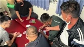 有病患親友無視醫院最多2名訪客探病規定，10多名男子聚集在高雄一家醫院病房內賭天九牌、撲克牌，相關影片被上傳到網路社群後引起熱議。警方指出，事發場所為旗山醫院內部病房，經追查，已陸續將涉案的龔姓男子等多人約談到案。旗山醫院也呼籲，陪探病者務必遵守醫院相關規定。