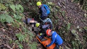 周姓男子（61歲）昨天與4名山友赴新竹尖石登山，周男行經中島田山附近時駐足拍照，卻不慎墜落約200公尺深的乾溪溝