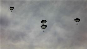 多個國家通過空投物資援助加薩。（圖／路透社／達志影像）