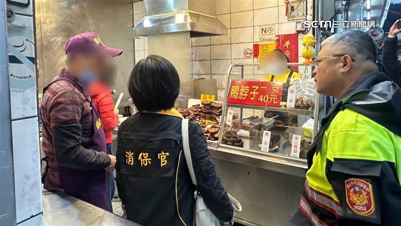 士林夜市東山鴨頭2袋450元！消保官上門