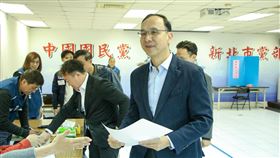 朱立倫投票選國民黨中央常務委員會常務委員。（圖／國民黨提供）