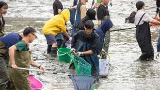 中興湖百人清池　竟撈出20年前Nokia手機