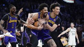 ▲丁威迪（Spencer Dinwiddie）賞再見火鍋！湖人1分差擊敗公鹿。（圖／美聯社／達志影像）