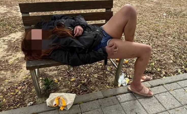 短褲女倒長椅身旁剩高粱空瓶　失溫險凍死