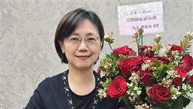 翁曉玲收到韓國瑜贈送玫瑰花。(圖/翻攝自翁曉玲臉書)