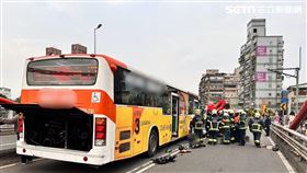 台北市光復橋發生公車輾斃男騎士的車禍。（圖／翻攝畫面）
