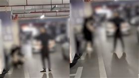 不要隨便捲入女人的戰爭！中國廣東一名男子近日在停車場圍觀路人吵架，兩名女子在停車場內大打出手，男子僅是在一旁停留片刻圍觀，不料畫面曝光後，男子卻遭中國網友指責「冷漠、是不是男人」，只因為他並沒有站出來勸架。

▲（圖／翻攝自微博）

