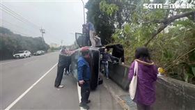 139縣道發生轎車自撞護欄側翻事故，熱心路人攜手救出車內男女。（圖／翻攝畫面）