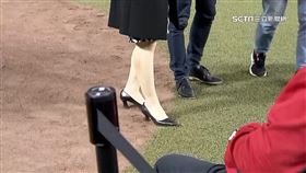 貴賓穿高跟鞋進大巨蛋　人工草皮踩出坑