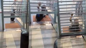 馬來西亞有女子深夜11時59分到銀行ATM領錢，結果意外被困住。（圖／翻攝自IG）