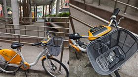 ▲原PO驚見路邊YouBike置物籃放著一把槍。（圖／翻攝自路上觀察學院臉書）

