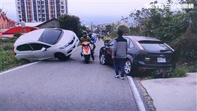台中市大雅區發生3車事故，後方機車竟直接頂起轎車。（圖／翻攝畫面）