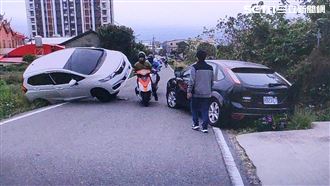 台中機車追撞頂起轎車　網友：當千斤頂用