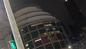 男子站在大遠百13樓圍牆邊。（圖／民眾提供）