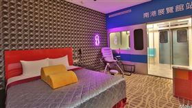 摩鐵房間角落放有一張八爪椅。（圖／翻攝自臉書）