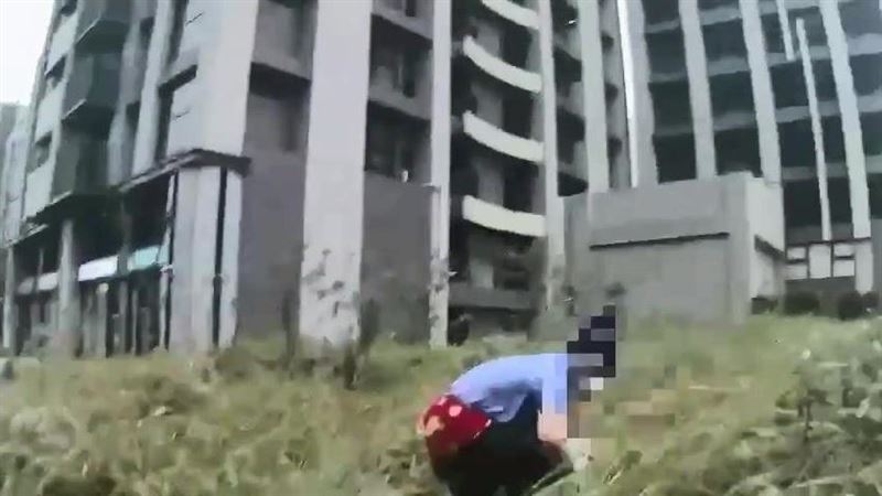 為了女友行竊！　他跑到紅內褲外露仍被逮