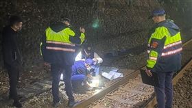 基隆市三坑車站附近軌道發現人類頭蓋骨。（圖／翻攝畫面）