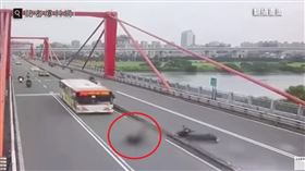 光復橋死亡車禍，騎士遭公車當場輾斃。（圖／翻攝自記者爆料網）