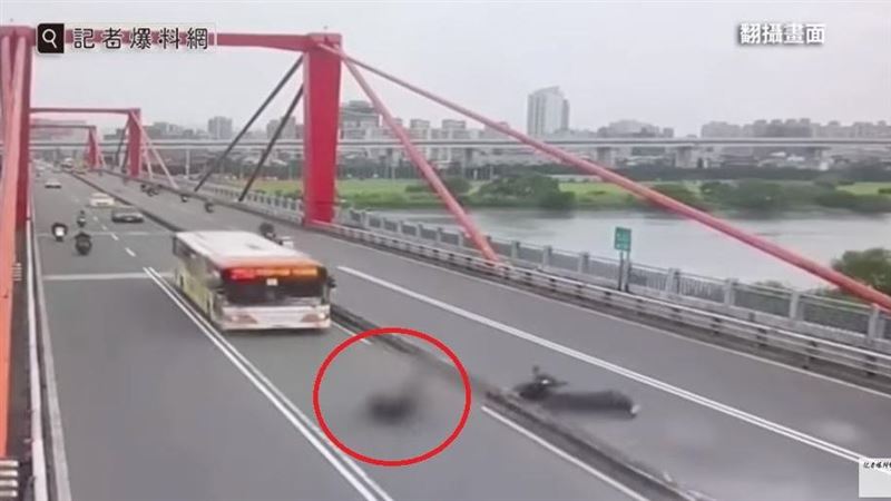 光復橋車禍奪命瞬間曝光！騎士遭當場輾斃