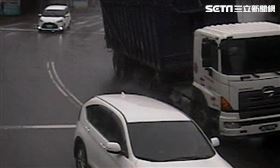 台中市,東山路,壓扁,車禍(圖/翻攝畫面)