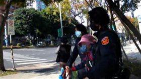 9旬高齡婦人市場採買失智症發作，士林警暖心照護助返家（圖／文林派出所提供）