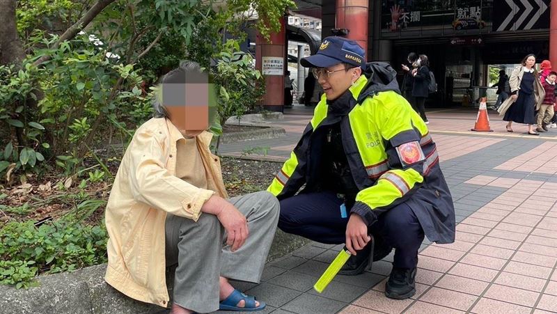 板橋翁迷途又失禁枯坐路邊　警暖心助返家