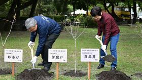 行政院長陳建仁今（10）日走宜蘭羅東出席「傳承下個百年 植樹羅東林場」植樹活動。（圖／行政院提供)