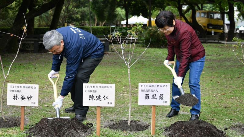 響應植樹月　陳建仁親手栽種風箱樹