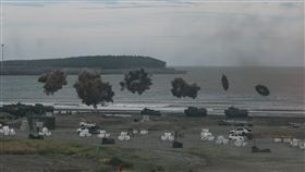 漢光演習八里聯合反登陸作戰火力齊發（1）國軍漢光39號實兵演習27日進入第4天，在新北市八里海灘進行聯合反登陸作戰演練，藍軍（守備軍）引爆位於阻絕設施的炸藥，同時發射反紅外線煙幕彈，構成狀似甜甜圈的煙幕雲。中央社記者趙世勳攝  112年7月27日