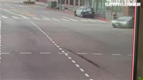 北市楊男酒駕遭攔下盤查，竟加速衝撞警員駛離現場。（圖／翻攝畫面）