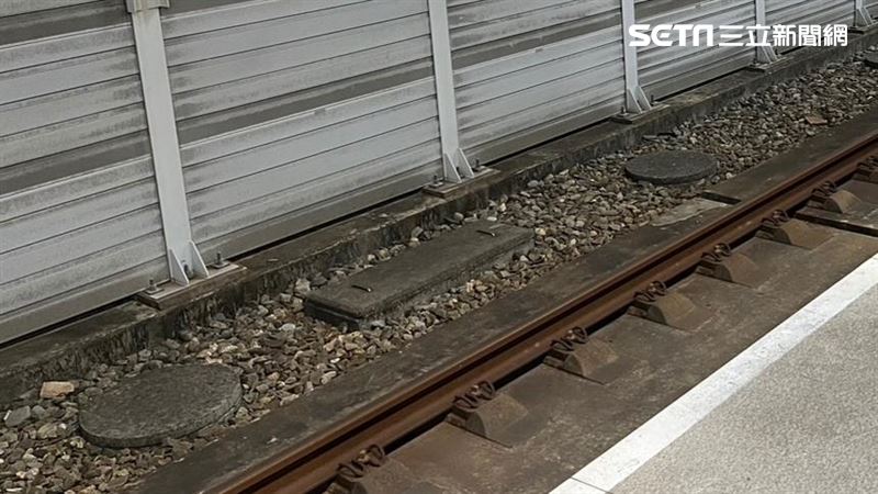 一名站務人員在執勤時，疑似遭旅客推落至鐵軌，造成腳部受傷。所幸站員隨即自行爬回月台，沒有造成人命傷亡，列車行駛也未受影響。（示意圖／資料照）