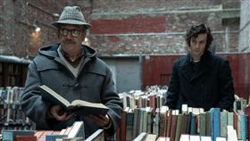 保羅吉馬蒂（左）笑言《滯留生》裡飾演的角色有點機車。（圖／UIP提供）