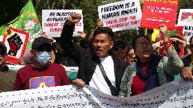 西藏抗暴紀念日  流亡印度藏人喊口號