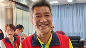 澎湖縣議員吳政杰心緊急後送台中榮總曾代表國民黨參選立委的澎湖縣議員吳政杰，最近因心肌梗塞裝了支架後，引發心包膜填塞病況，10日緊急申請醫療後送至台中榮總進行進一步治療。圖為民國112年11月吳政杰至選委會登記參選立委。中央社  113年3月10日