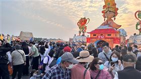 台灣燈會閉幕日  高鐵燈區遊客湧入2024台灣燈會在台南，10日晚間即將迎來活動尾聲，正式閉幕前也安排許多精彩表演，下午有不少民眾湧入高鐵燈區。中央社記者楊思瑞攝  113年3月10日