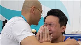 體操世界盃巴庫站  唐嘉鴻單槓決賽後激動落淚「亞洲貓王」唐嘉鴻（右）10日在體操世界盃巴庫站暨巴黎奧運資格賽單槓決賽位列第5名，目前奧運積分總排名仍高居第1，有高機率能搶下奧運門票，賽後他難掩激動情緒，和教練翁士航（左）落淚相擁。（翁士航提供）中央社記者黎建忠傳真  113年3月10日